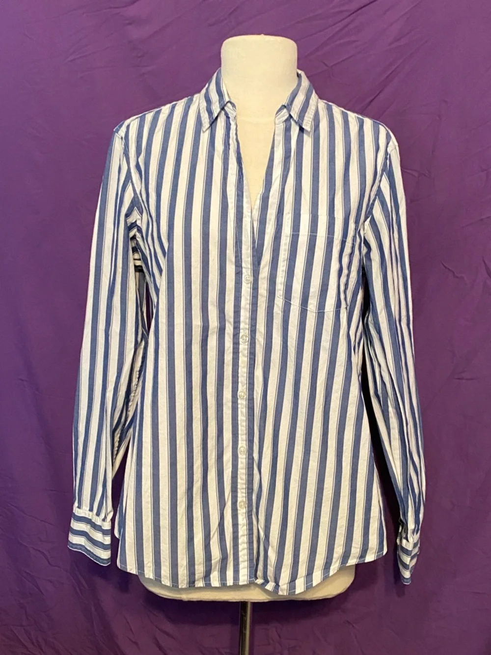 GAP Women’s Perfect Shirt Blue and White Vertical Stripe Button-Down. Size M. - Picture 1 of 5
